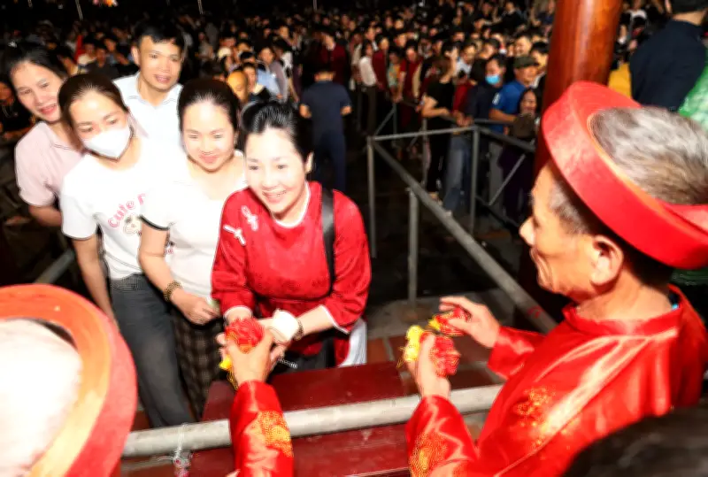 Lễ Phát Lương Đức Thánh Trần Tái Hiện Lịch Sử, Phát 170 Nghìn Túi Lộc Thánh