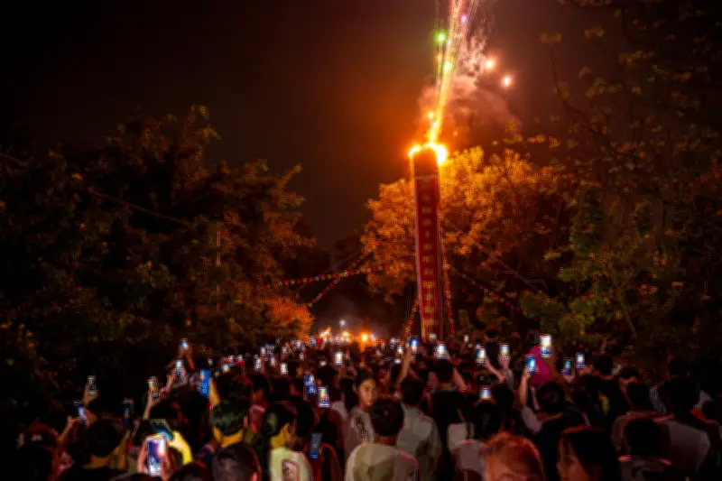 Lễ rước kiệu đêm Tường Phiêu: Ánh lửa thiêng soi đường Thánh về đình