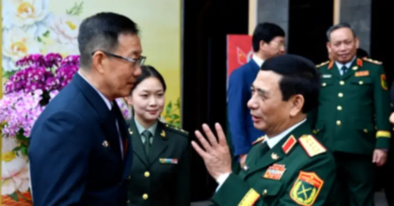 Lễ Tiến Thượng tướng Đồng Quân làm Bộ trưởng Quốc phòng Trung Quốc tại cửa khẩu