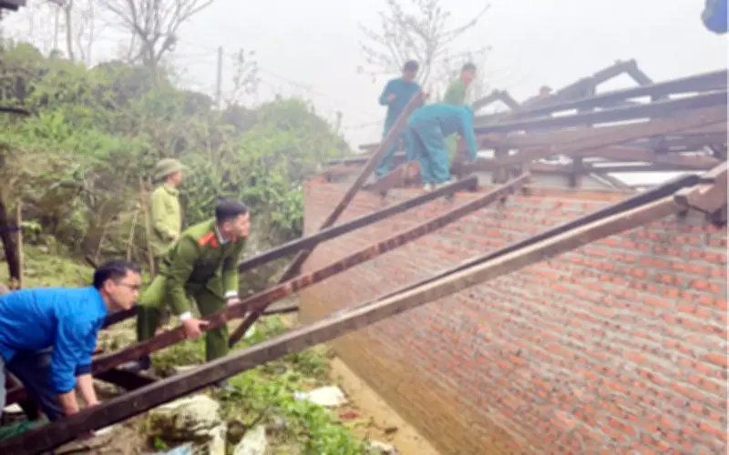 Lai Châu, Lào Cai: Mưa dông kèm lốc mạnh gây thiệt hại nhà cửa, lực lượng chức năng hỗ trợ khắc phục