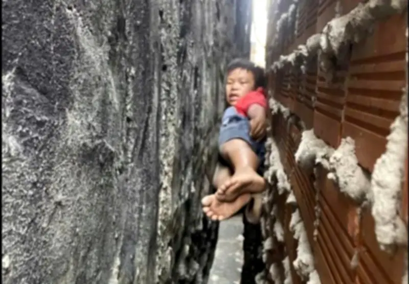 Lực lượng cứu hộ giải cứu thành công bé trai mắc kẹt trong khe hẹp giữa hai bức tường