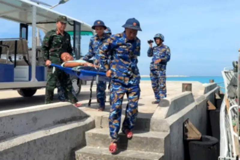 Lực lượng Hải quân giải cứu ngư dân gặp nạn tại quần đảo Trường Sa