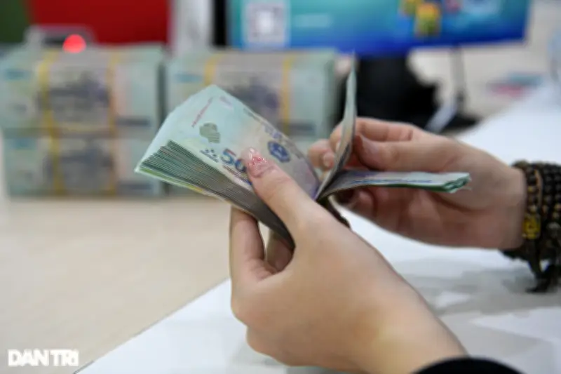 Lãi suất tiết kiệm tăng mạnh, nhiều ngân hàng vượt mốc 7%/năm