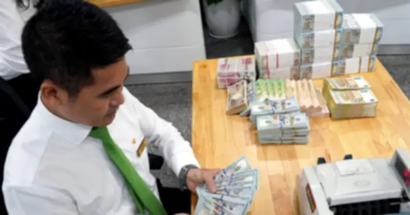 Lãi suất và tỷ giá đồng loạt tăng cao, ngân hàng đẩy mạnh huy động vốn