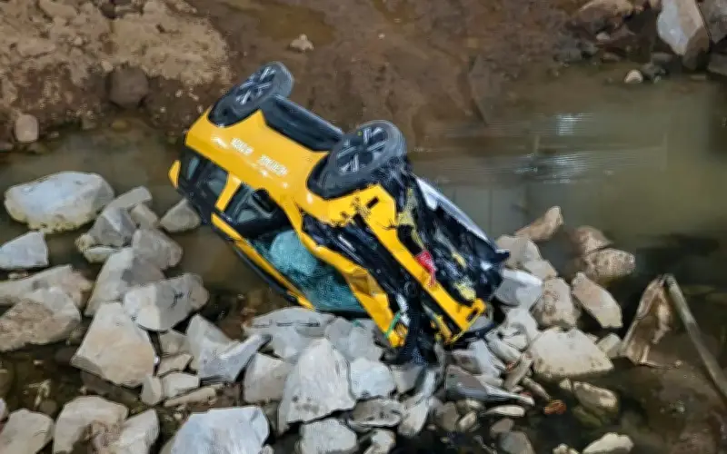 Lái thử Tata Sierra kinh hoàng: Xe lao xuống hố sâu 6 mét tại Thane, Ấn Độ