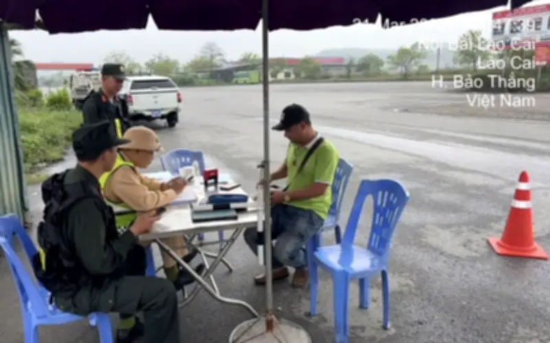 Lái xe khách bị phạt nặng, tước điểm giấy phép vì không nhường đường