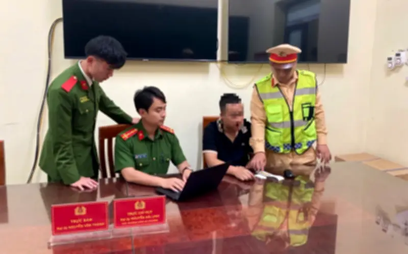 Lái xe Quảng Ninh vi phạm nồng độ cồn, đâm xe CSGT để bỏ chạy bị khống chế