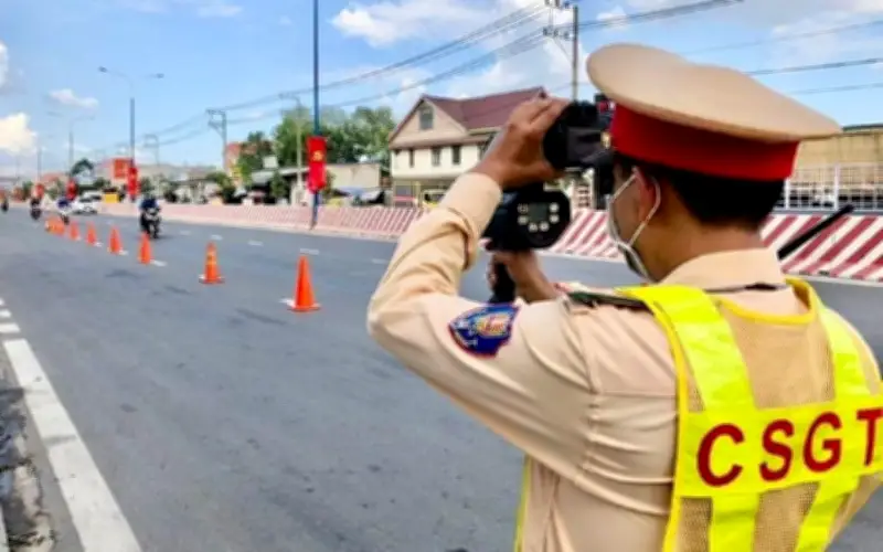 Lái xe tải bị phạt 23 triệu đồng vì chạy chậm và che biển số trên cao tốc