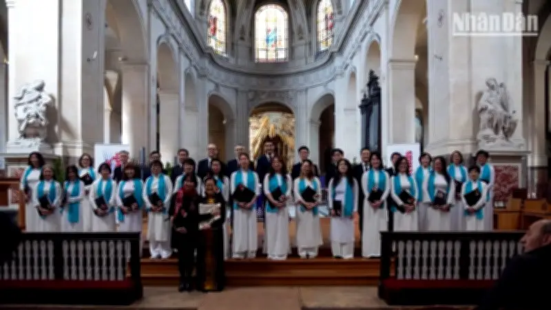 Liên hoan hợp xướng quốc tế Paris: Hợp ca Quê Hương tỏa sáng với nhạc cách mạng Việt