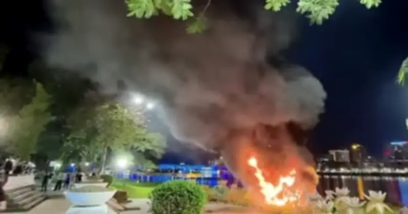 Linh Vật Ngựa Bốc Cháy Dữ Dội Ở Công Viên Huế, Nguyên Nhân Do Chập Điện