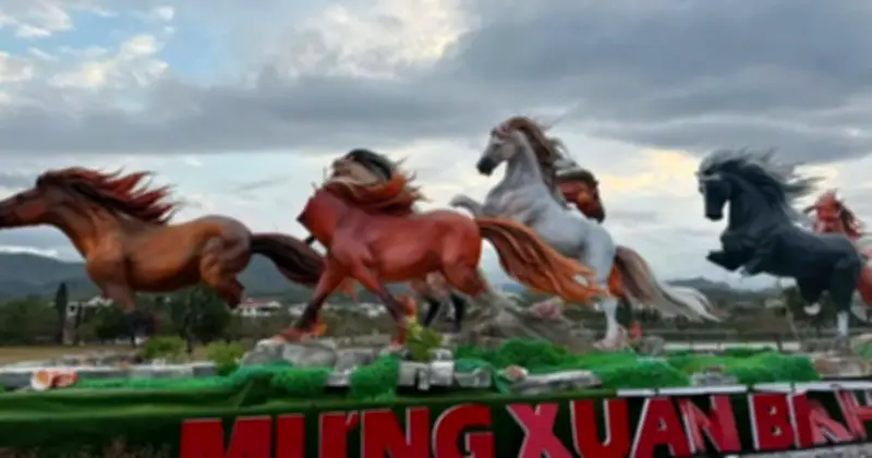 Linh vật ngựa 'Mã đáo thành công' bị phá hoại: Nghệ nhân lên phương án sửa chữa, phía sau là câu chuyện đáng thương của hai trẻ em