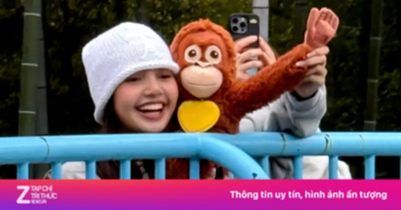 Lisa (BlackPink) thăm khỉ Punch bị mẹ bỏ rơi tại vườn thú Nhật Bản
