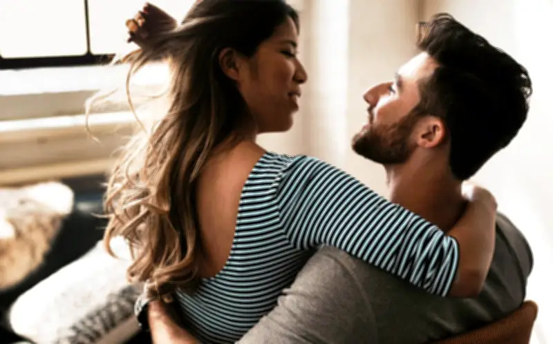 Làm 'chuyện ấy' hàng ngày: Lợi ích và nguy cơ sức khỏe cần biết