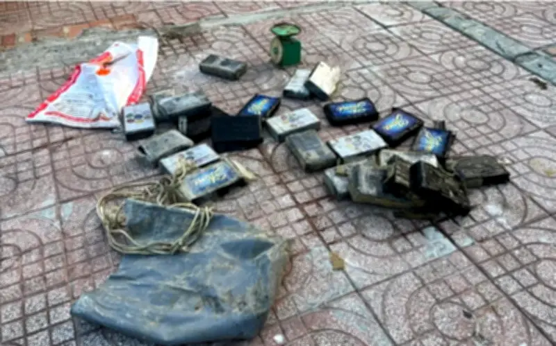 Lâm Đồng: Phát hiện túi nilon chứa 24 bánh nghi ma túy trôi dạt vào biển Kê Gà