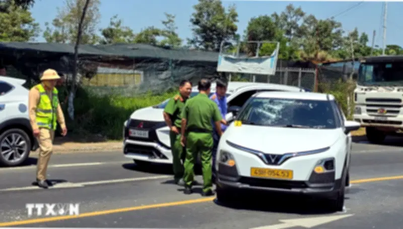 Lâm Đồng tạm giữ khẩn cấp đối tượng đập phá xe taxi do mâu thuẫn gia đình