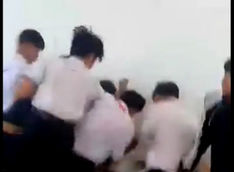 Lâm Đồng xác minh vụ nhóm học sinh đánh bạn học ngay trong lớp