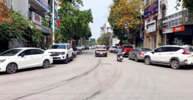 Làn đường KĐT Văn Khê bị ô tô đỗ chiếm, chủ tịch phường lên tiếng giải quyết