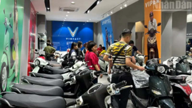 Làn sóng mua xe điện bùng nổ tại Hà Nội: Giải pháp tiết kiệm trong bối cảnh giá xăng tăng