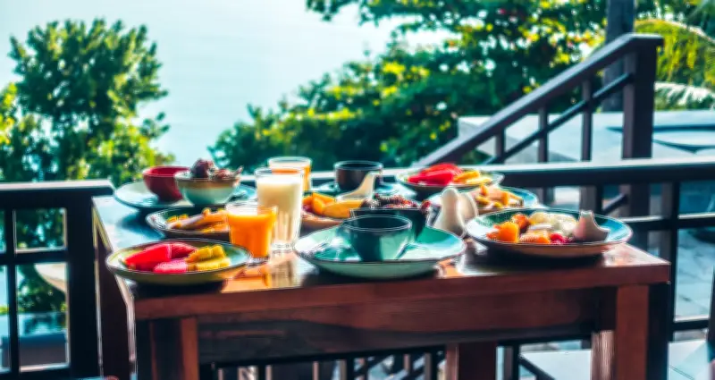 Lương 70 Triệu/Tháng, Chàng Trai Vẫn Khốn Đốn Khi Du Lịch Cùng Bạn Gái Xinh Đẹp