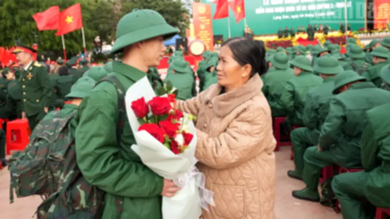 Lạng Sơn nâng cao chất lượng tuyển quân, lãnh đạo động viên tân binh lên đường