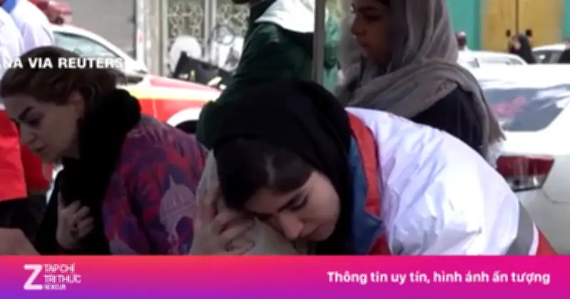 Lính cứu hộ Iran gục ngã khi tìm thấy thi thể người thân dưới đống đổ nát