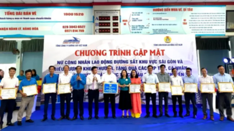 Lãnh đạo biểu dương công nhân khắc phục sự cố cầu Ghềnh, tặng quà nữ lao động nhân 8/3