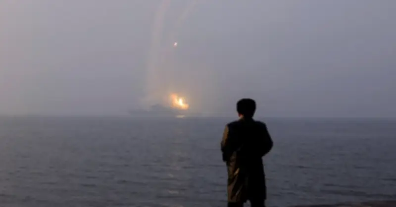 Lãnh đạo Kim Jong-un thị sát tàu khu trục mới, thúc đẩy mở rộng hải quân Triều Tiên