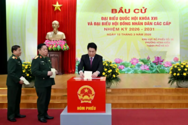 Lãnh đạo Quân đội thực hiện quyền bầu cử tại Khu vực bỏ phiếu số 26