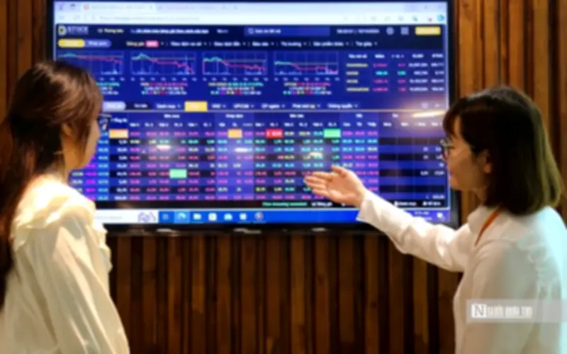 Luân chuyển dòng tiền tại vùng đỉnh: Nắm giữ hay ưu tiên chốt lời?