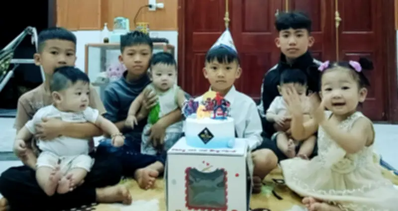 Mẹ 8 con chia sẻ cuộc sống 'ăn đứng ngủ ngồi' sau khi sinh ba bé út