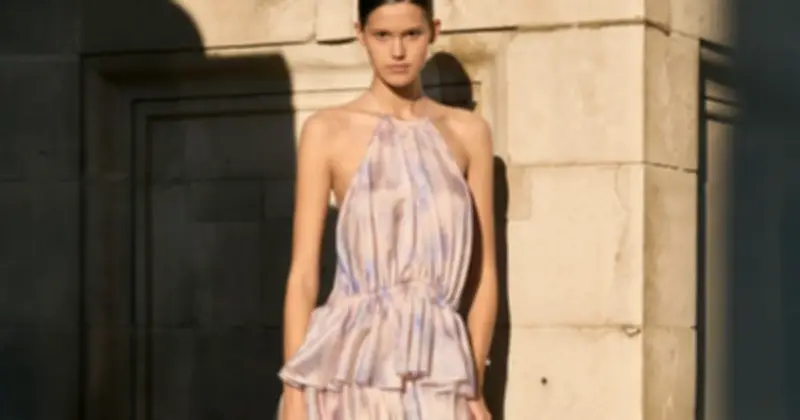 Đầm Bèo Nhún: Từ Trang Phục Khiêm Tốn Đến Biểu Tượng Thời Thượng Xuân Hè 2026