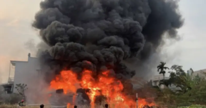 Đám cháy lớn bùng phát dữ dội tại bãi tập kết ni-lon ở phường Linh Xuân, TPHCM