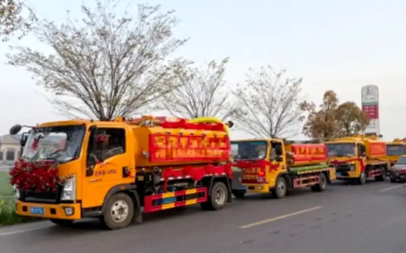 Đám Cưới Độc Đáo: Cô Dâu, Chú Rể Chọn Xe Hút Phế Thải Làm Xe Hoa