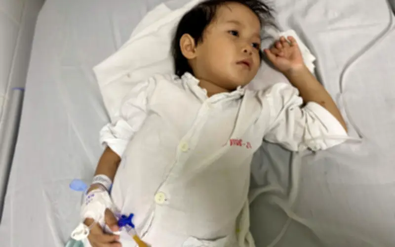 Mẹ con dân tộc thiểu số cùng mắc bệnh tan máu, bé gái 6 tuổi cần 10 triệu phẫu thuật