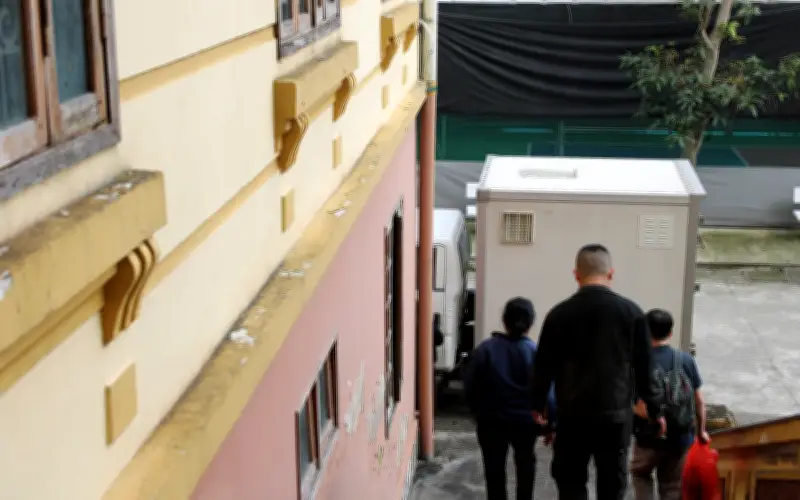 Mẹ Già Khóc Nghẹn Tại Tòa Khi Con Trai Nhận Án Chung Thân Vì Tội Ác