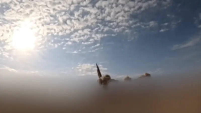 Mỹ Gia Hạn Hạn Chót, Iran Phóng Tên Lửa Mới Giữa Căng Thẳng Eo Hormuz