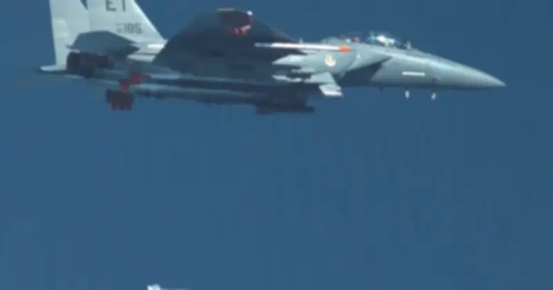 Mỹ Lần Đầu Sử Dụng Bom Xuyên Hầm GBU-72 Tấn Công Căn Cứ Iran Gần Eo Biển Hormuz