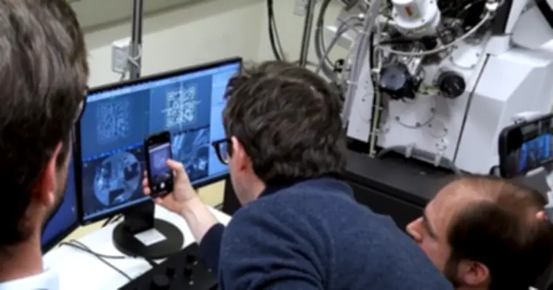 Mã QR Nhỏ Hơn Vi Khuẩn: Bước Đột Phá Lưu Trữ Dữ Liệu Hàng Thế Kỷ Không Cần Điện