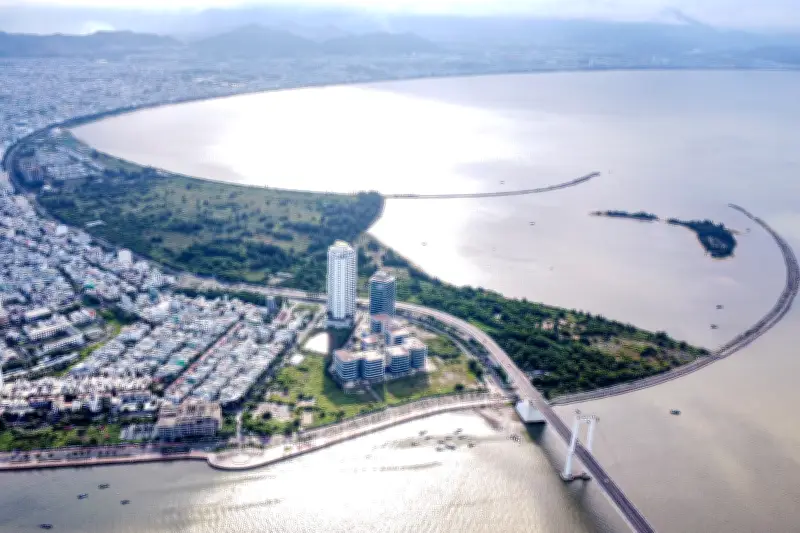 Mở rộng mặt tiền biển cho thành phố lớn nhất nước: Cơ hội và thách thức