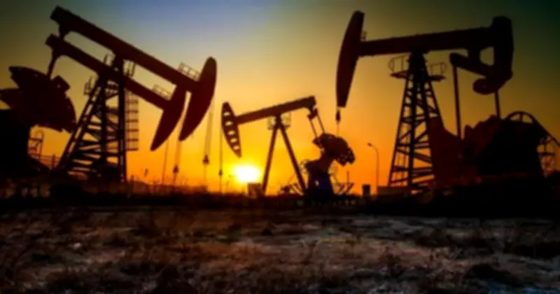 Mỹ Sản Xuất Dầu Kỷ Lục Nhưng Giá Xăng Vẫn Tăng Vọt: Nghịch Lý Của Thị Trường Năng Lượng Toàn Cầu