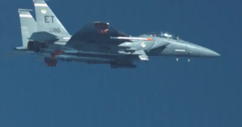 Mỹ tuyên bố đã dội bom nặng gần 2,3 tấn vào kho tên lửa của Iran