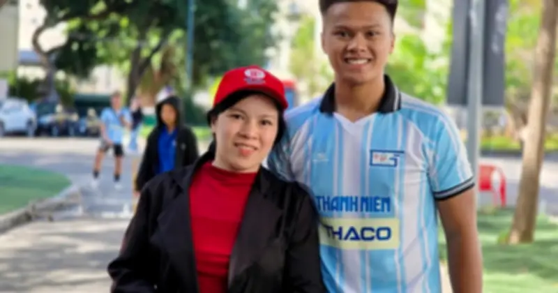 Mẹ vượt 400 km xem con thi đấu bóng đá: 'Tim đập thình thịch'