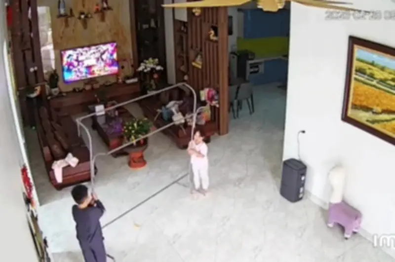 Mẹ Xúc Động Xem Camera, Hai Con Bí Mật Tổ Chức Sinh Nhật Bất Ngờ