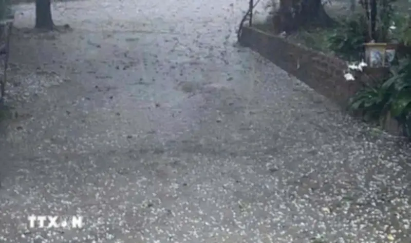 Mưa đá bất ngờ tại Quảng Ninh gây xáo trộn giờ cao điểm học sinh đến trường