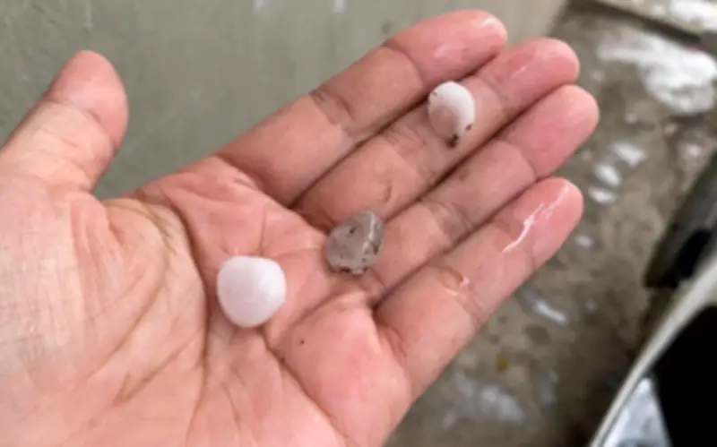 Mưa Đá Bất Ngờ Trút Xuống Hà Nội Và Các Tỉnh Miền Bắc, Gây Ngập Lụt Và Đảo Lộn Cuộc Sống