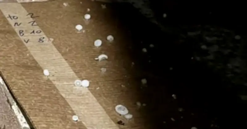 Mưa đá bất ngờ trút xuống Hà Nội và các tỉnh miền Bắc, gây thiệt hại nghiêm trọng