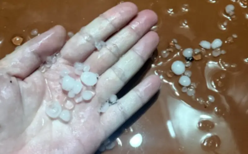 Mưa đá bất ngờ trút xuống Hà Nội và miền Bắc, chuyên gia cảnh báo thời tiết cực đoan