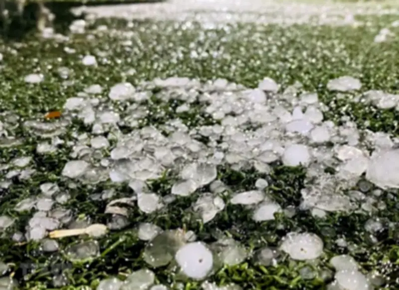 Mưa đá bất thường kèm giông mạnh ở miền Bắc: Dấu hiệu biến đổi khí hậu?