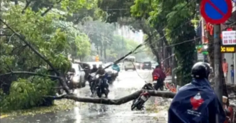 Mưa dông kinh hoàng ở miền Bắc: 4 người tử vong, hàng nghìn nhà tốc mái