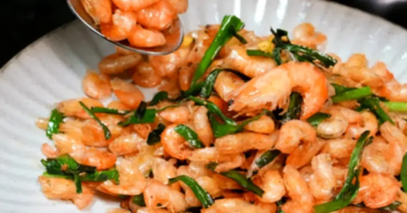 Mùa hè ăn tôm sống rang hè: Mẹo nhỏ giúp vỏ tôm giòn tan, thịt ngọt, tốt sức khỏe